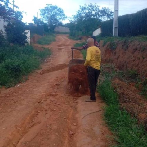 Moradores de Caculé tapam buracos em estradas vicinais por falta de manutenção do poder público