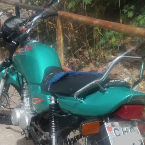 Moto com placa adulterada e descarga irregular é apreendida no Centro de Brumado