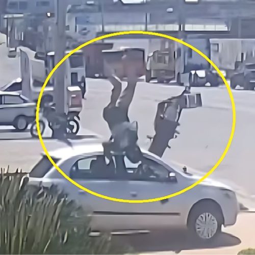 Motociclista de 70 anos perde controle após ser fechado e bate carro estacionado na Avenida Centenário em Brumado