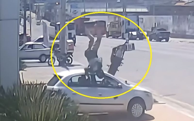 Motociclista de 70 anos perde controle após ser fechado e bate carro estacionado na Avenida Centenário em Brumado