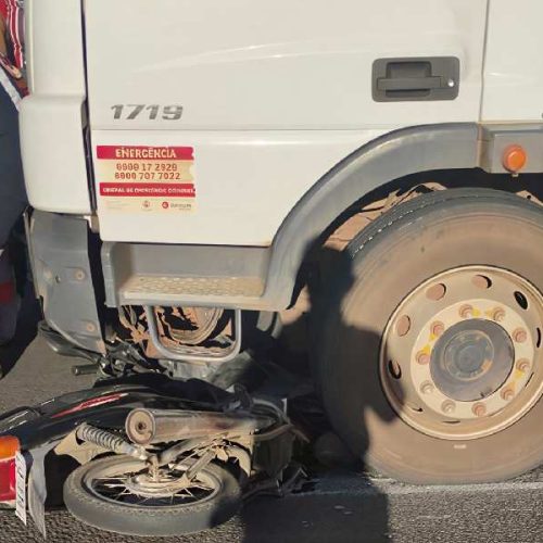 Motociclista fica ferida após batida com caminhão em rotatória da UNEB em Guanambi