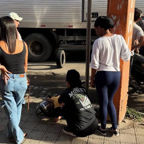 Motociclista fica ferida após ser prensada por caminhão em Ipiaú