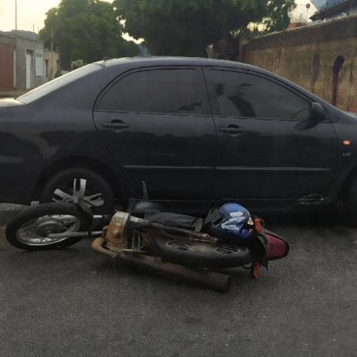 Motociclista fica ferido após batida com carro em cruzamento movimentado de Guanambi
