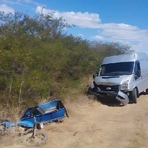 Motociclista fica ferido após van perder controle e bater na BR-030 em Palmas de Monte Alto