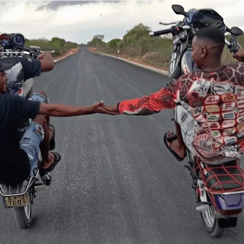 Motociclistas fazem racha e manobras perigosas e assustam moradores em Malhada