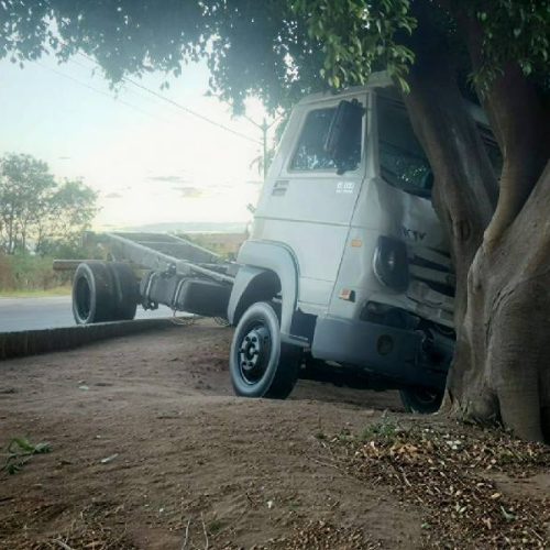 Motorista perde controle de caminhão e bate em árvore na saída de Guanambi