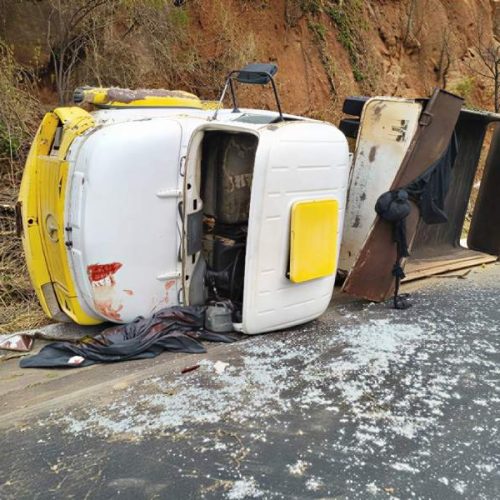 Motorista fica ferido após caminhão bater em paredão de pedras na BR-030 em Guanambi