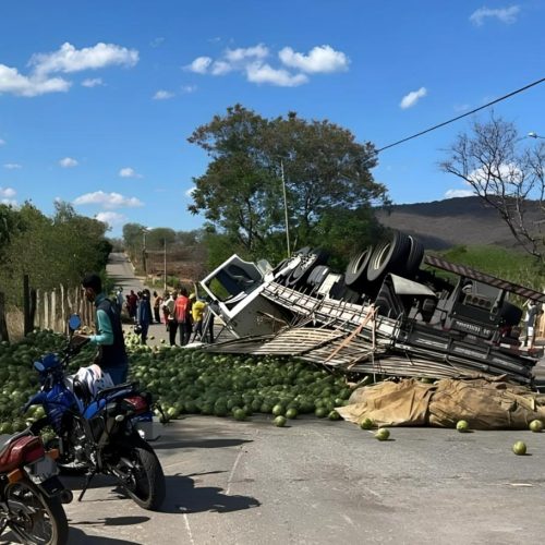 Motorista fica ferido após caminhão com carga de cocos tombar em Urandi