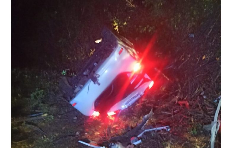 Motorista perde controle, capota carro e fica ferido na BA-938, em Guanambi