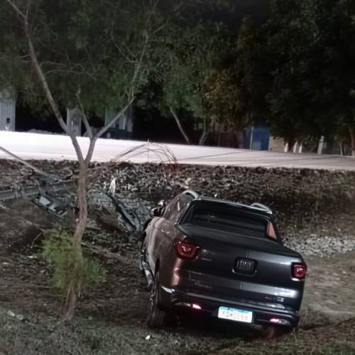 Motorista perde controle de caminhonete e bate em poste na BA-142 em Barra da Estiva