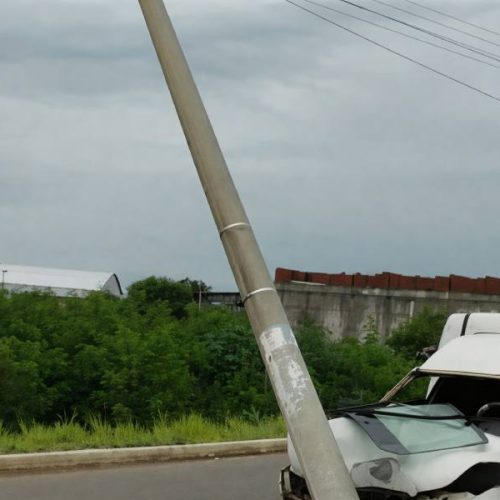 Motorista perde controle, derruba poste e interdita trecho da BR-030 em Guanambi