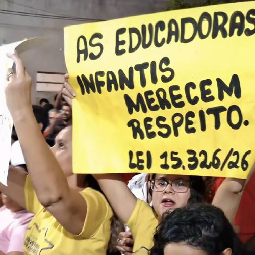 Movimento cobra prefeito de Brumado durante comício de Jerônimo por direitos na Educação Infantil