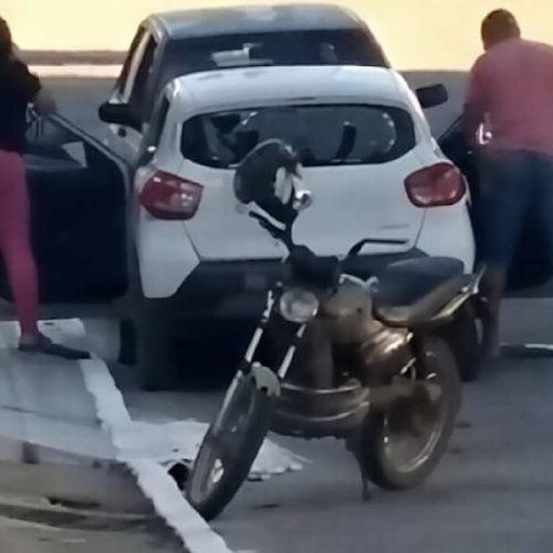 Mulher destrói carro com marteladas e cena viraliza em Caraíbas