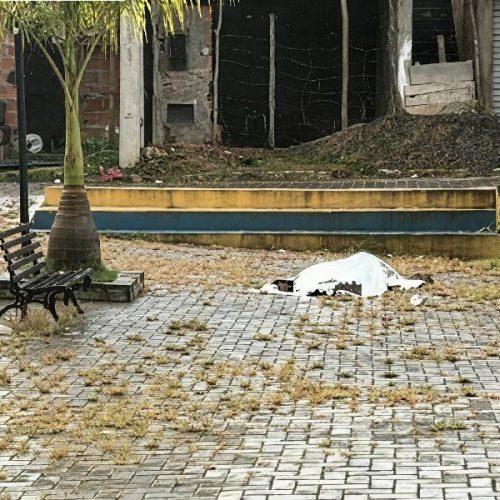 Mulher é assassinada a facadas em praça de Ipiaú e polícia investiga motivação