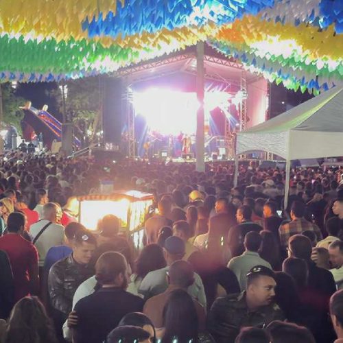 Multidão lota praça e abre 13 dias de festa no Santo Antônio de Paramirim