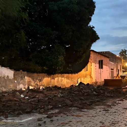 Muro desaba após temporal e assusta moradores no centro de Brumado; vídeo registra momento