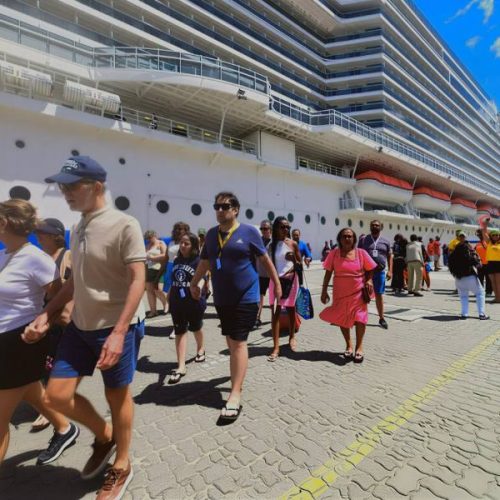 Navio com mais de 5 mil turistas invade Salvador no último dia de Carnaval e reforça recorde histórico