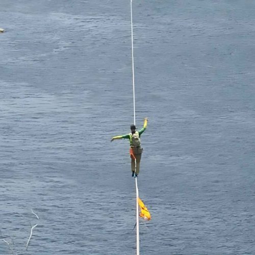 Nos cânions de Paulo Afonso, baiano atravessa 859 metros sobre o Rio São Francisco e entra para o livro dos recordes