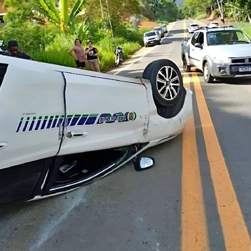 Táxi capota após colisão na BR-330 e deixa quatro feridos leves entre Jitaúna e Jequié