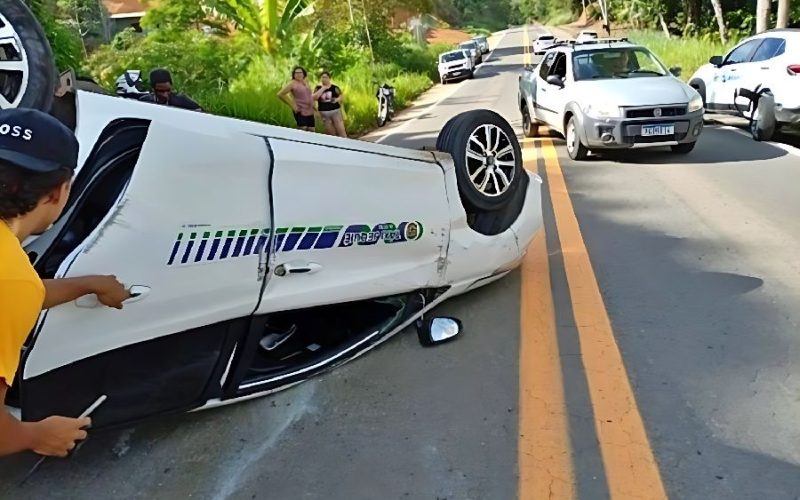 Táxi capota após colisão na BR-330 e deixa quatro feridos leves entre Jitaúna e Jequié