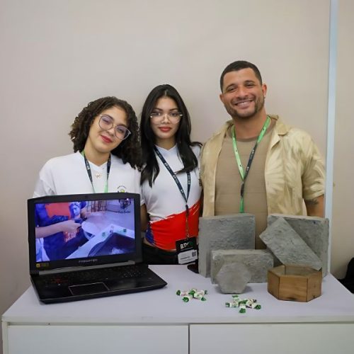 Estudantes de Vitória da Conquista criam piso sustentável que troca brita por plástico e reduz custo da obra