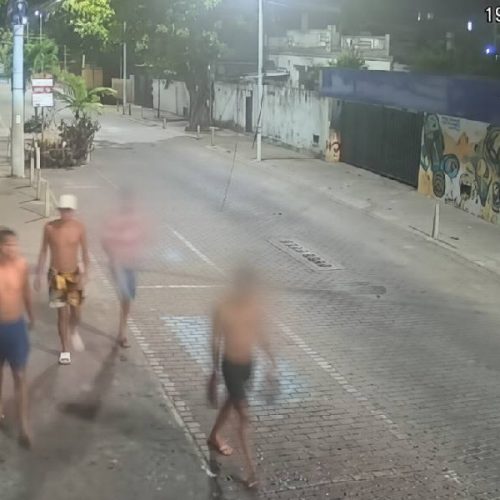 “Mãe a moda antiga”: Mãe defende prisão de filhos por espancamento de morador de rua em Salvador