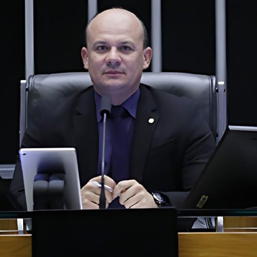 Novo líder da oposição diz que Hugo Motta vive situação “difícil” em meio a crise institucional