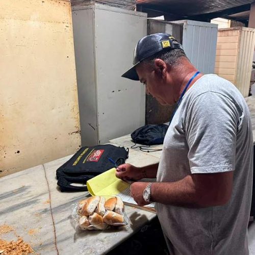 Oito toneladas de produtos irregulares são apreendidos durante fiscalização que fecha Padaria em Vitória da Conquista