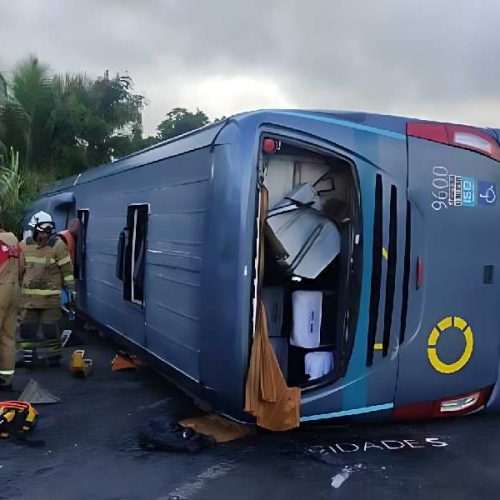Ônibus da Cidade Sol tomba na BR-324 e deixa um morto na Bahia