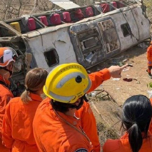 Ônibus de romeiros capota em Alagoas e deixa ao menos 15 mortos