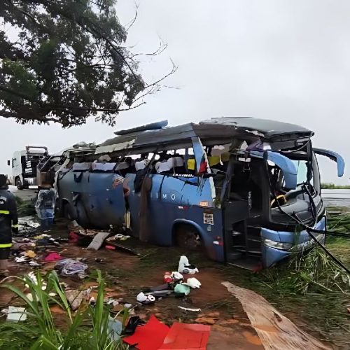 Ônibus de turismo capota após Réveillon em Salvador, mata cinco pessoas e deixa 47 feridos