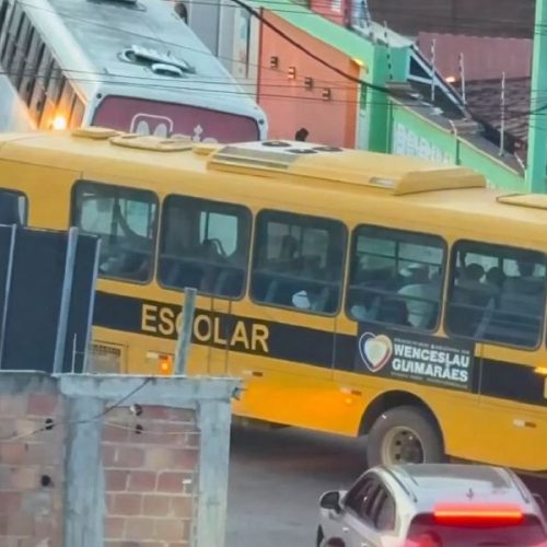 Ônibus escolar é flagrado em praia da Bahia e uso irregular pode render punições