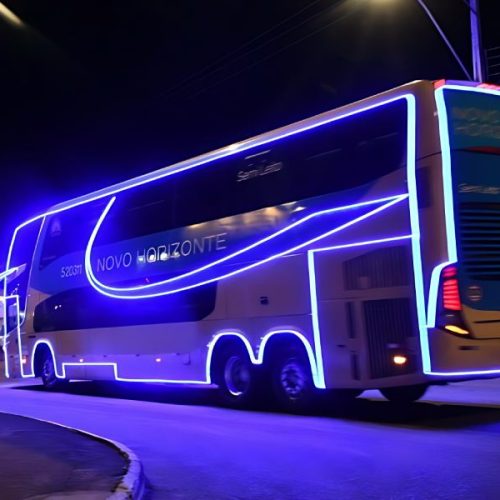 Ônibus iluminado vira atração nas ruas de Vitória da Conquista e surpreende moradores