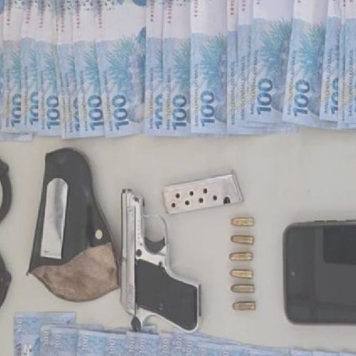 Ônibus interceptado: passageiro é preso com arma e dinheiro falso em Pindaí