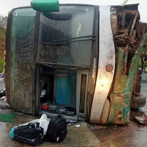 Ônibus interestadual tomba na BR-116, mata idoso e deixa 11 feridos no sudoeste da Bahia