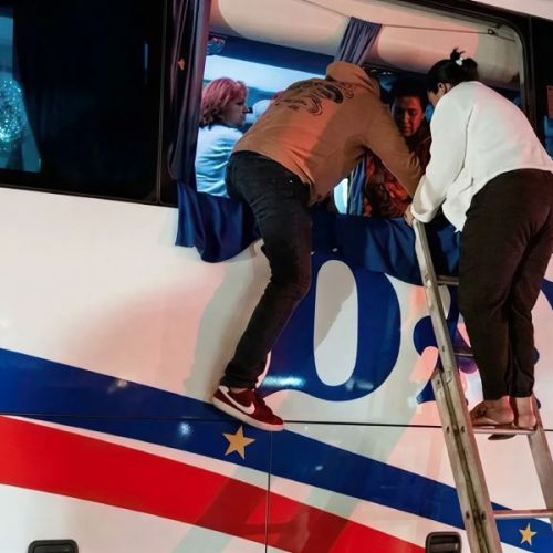 Ônibus para Guanambi bate em bitrem em Brumado e acidente termina com morte na BR-030