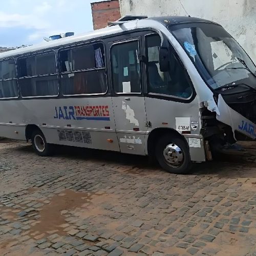 Ônibus perde freios, invade Feira Livre e provoca pânico em Caetité