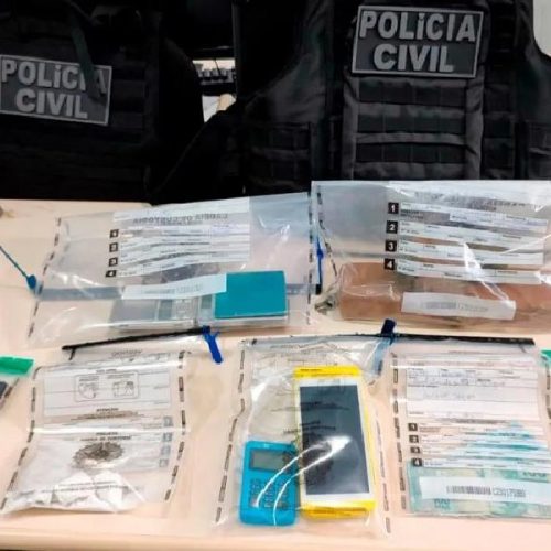Operação da Polícia Civil apreende drogas, dinheiro e balanças de precisão em Brumado