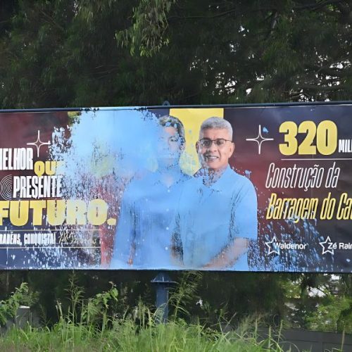 Outdoor com imagens dos deputados Waldenor Pereira, Zé Raimundo e do governador Jerônimo Rodrigues é pichado em Vitória da Conquista