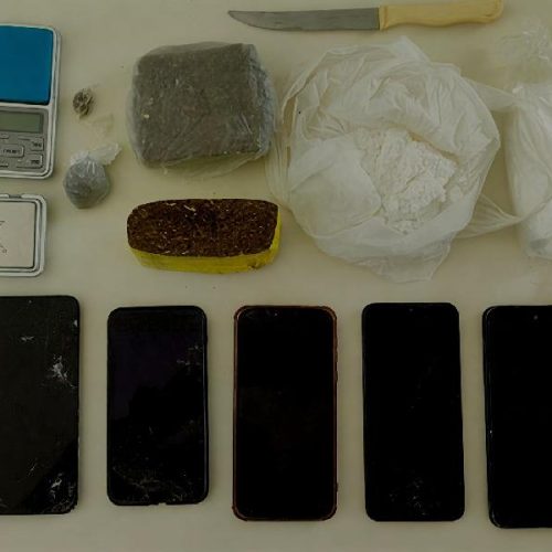 Operação em Caetité apreende drogas, balanças e motos e leva dois homens à delegacia