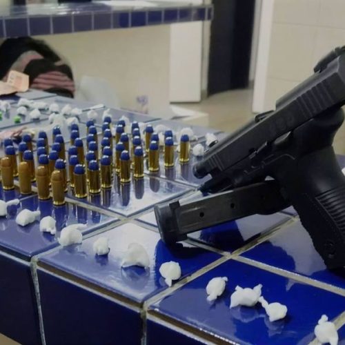 PM apreende arma com brasão da Polícia Civil de SP, drogas e recupera moto furtada em Brumado
