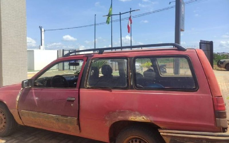 PM recupera veículo furtado durante abordagem no centro de Caculé
