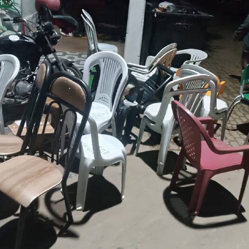 PM retira cadeiras usadas para reservar e vender lugares na fila do SAC Móvel em Malhada