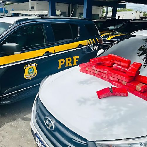 PRF apreende 20 kg de maconha e recupera carro roubado na BR-116, em Jequié
