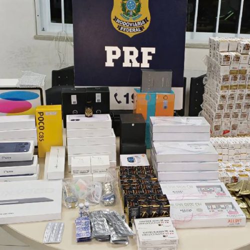 PRF apreende remédios proibidos e eletrônicos escondidos em ônibus na BR-116, em Vitória da Conquista