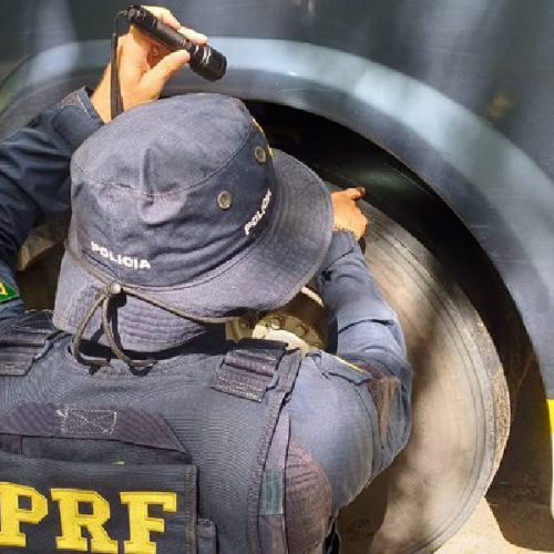 PRF flagra ônibus de passageiros com pneus carecas e irregularidades na BR-101, em Teixeira de Freitas