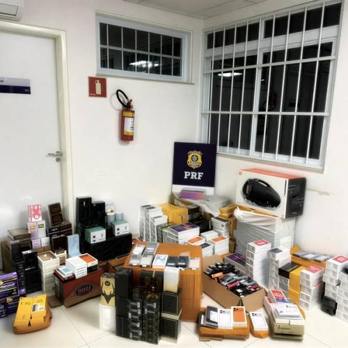 PRF intercepta ônibus na BR-116 e apreende quase 300 celulares e eletrônicos importados