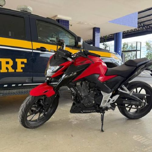 PRF recupera moto furtada escondida em bagageiro de ônibus na BR-116, em Vitória da Conquista