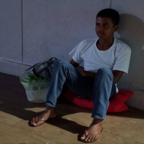 Paciente renal é abandonado à madrugada em Caculé após hemodiálise e espera transporte na rua