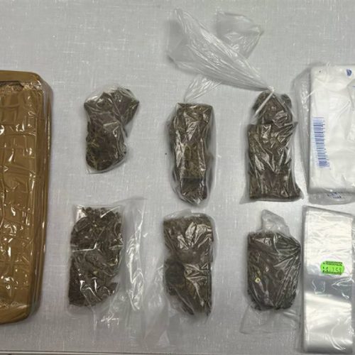 Perseguição policial termina com casal preso e 1 kg de crack apreendido em Cândido Sales